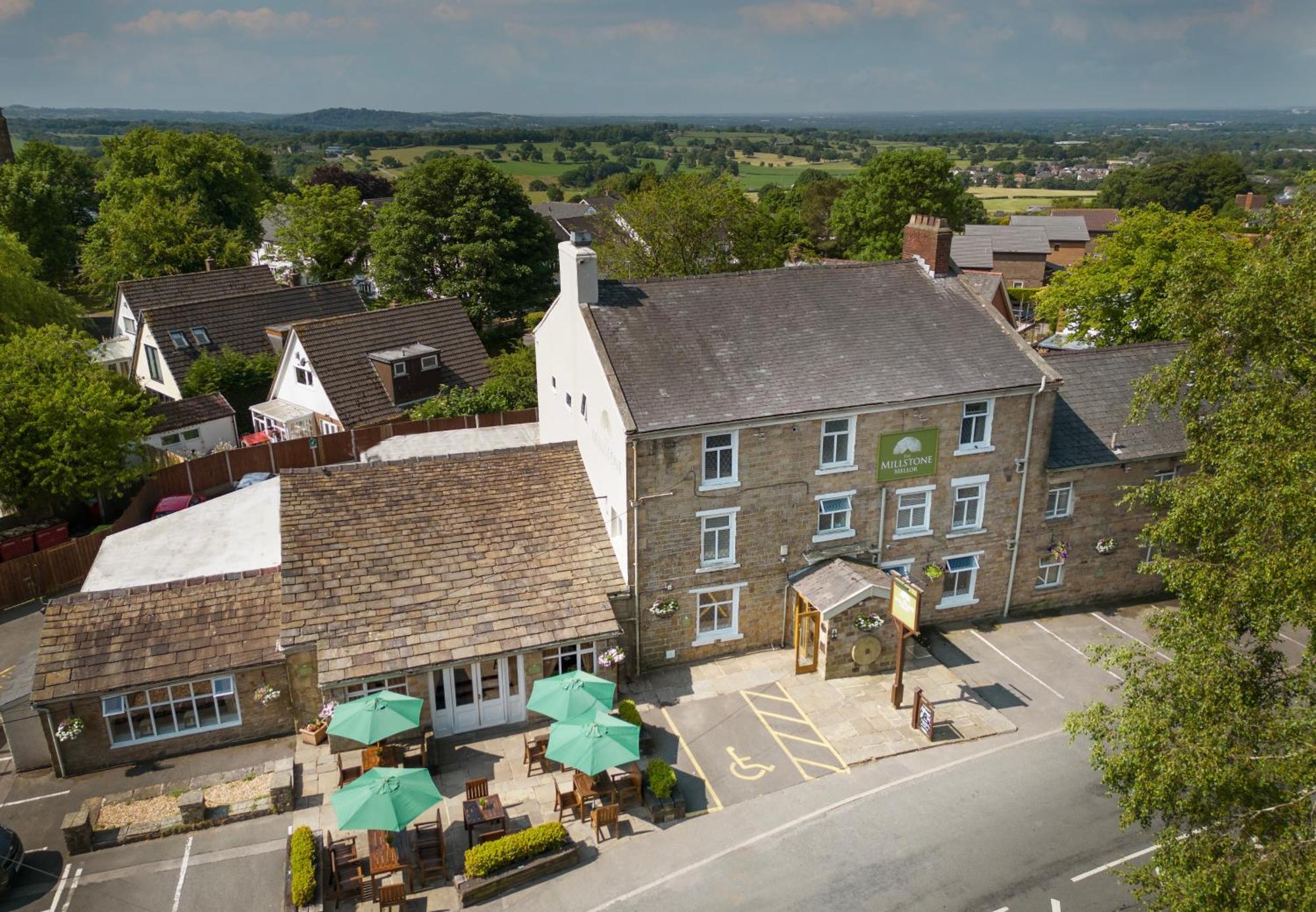 Отель The Millstone, Mellor Блэкберн Экстерьер фото The Green Man, from the air