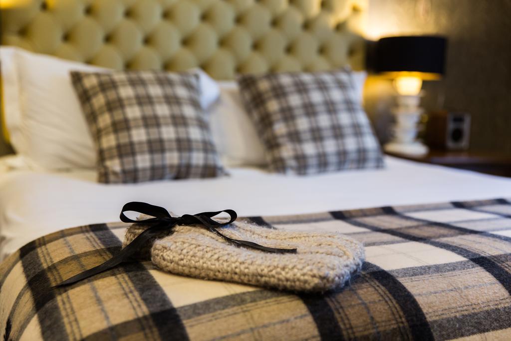 Отель The Millstone, Mellor Блэкберн Номер фото A bed with a throw