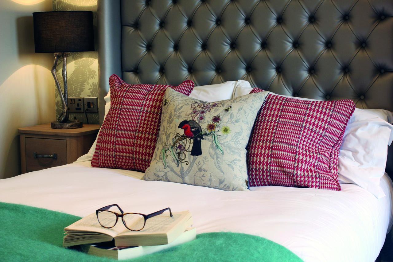 Отель The Millstone, Mellor Блэкберн Экстерьер фото A bed with cushions