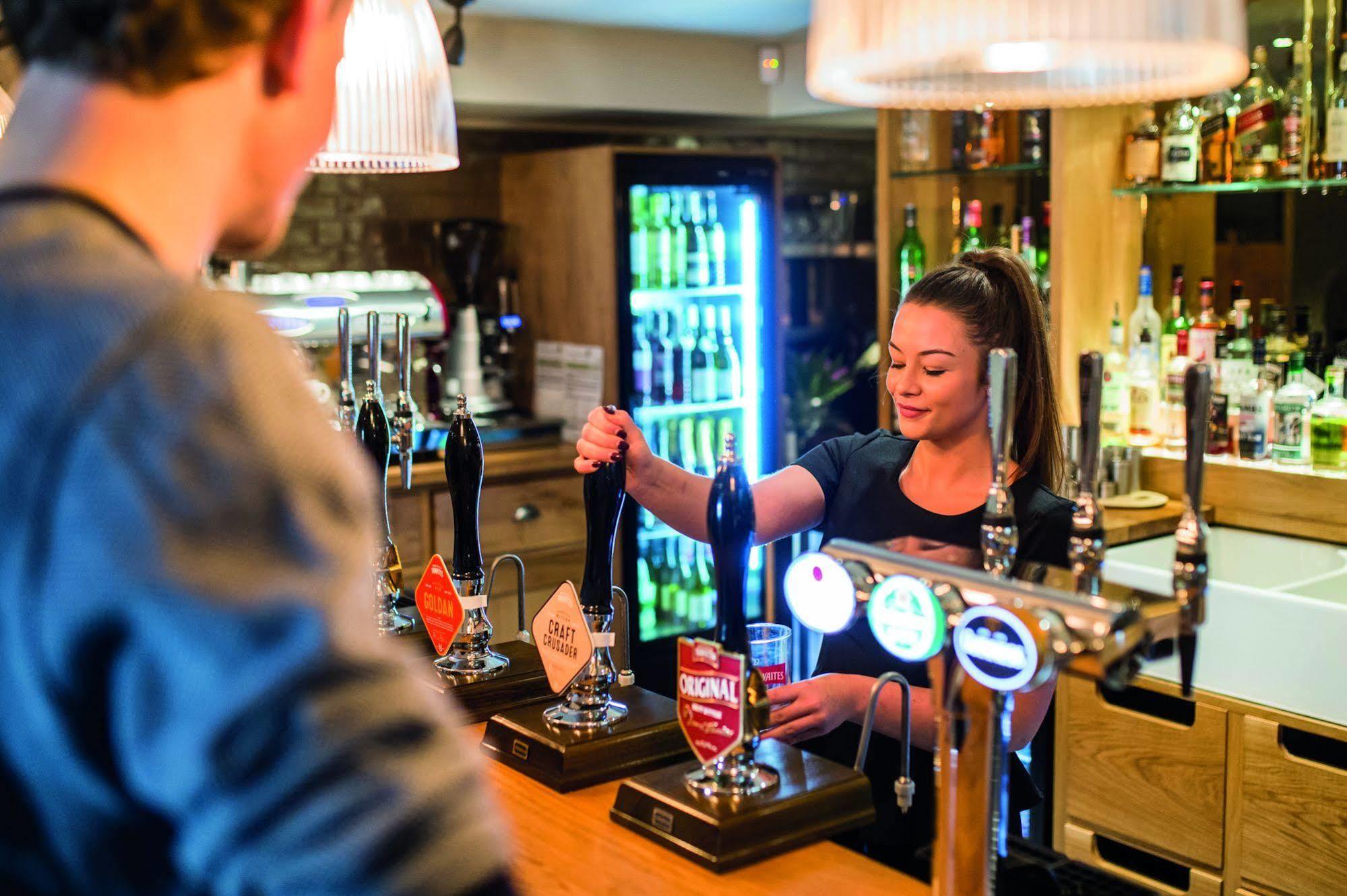 Отель The Millstone, Mellor Блэкберн Экстерьер фото A barmaid serving a customer